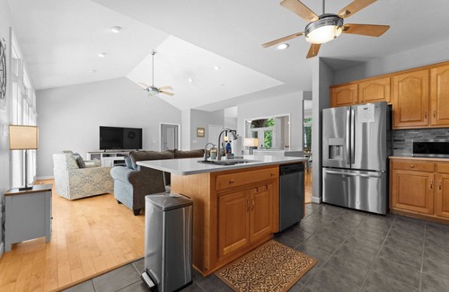 Lake Norman of Catawba Cabaña | Kool Breeze by Avantstay Boat Ramp + Hot Tub