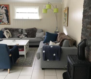 Nordfjordeid Casa | Koselig Landsbyhus i Nordfjord