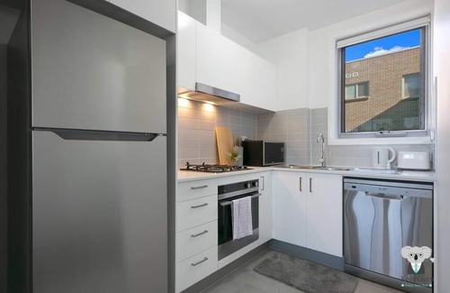 Wentworthville Apartamento | KOZYGURU | Wentworthville | Kozy 2 Bed 1 Bath APT | Street Parking