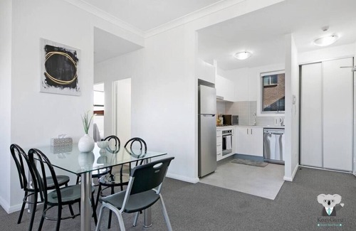 Wentworthville Apartamento | KOZYGURU | Wentworthville | Kozy 2 Bed 1 Bath APT | Street Parking