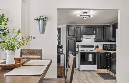 Appleton Casa | KRAZY KRUEGER Abode - 2 Bedroom Downtown Appleton