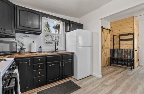 Appleton Casa | KRAZY KRUEGER Abode - 2 Bedroom Downtown Appleton