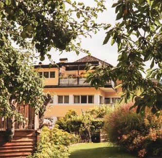 Nalles Apartamento | Kreuzwegerhof Nals Ferienwohnungen im Historischen Gutshof mit Natur-Pool-Oase bei Meran und Bozen