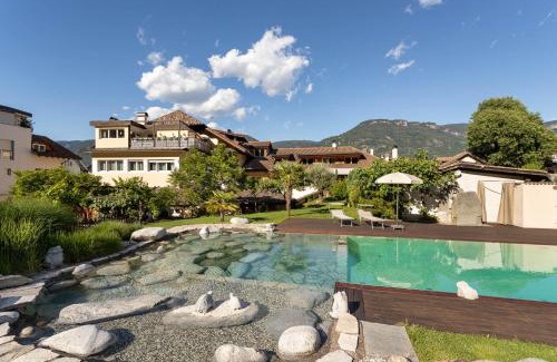 Nalles Apartamento | Kreuzwegerhof Nals Historischer Gutshof, Apartments zw Meran und Bozen Südtirol, Naturpool, zentrale Lage