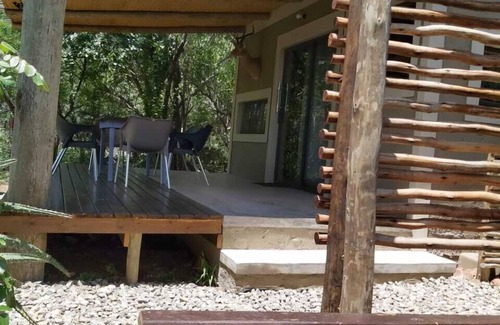 Marloth Park Chalet De Esquí | Kruger Shiringa holiday Home, with three unique en-suite separate chalet.
