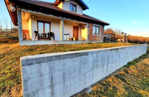 Bosnia Casa | Kuća na dan Vrla strana