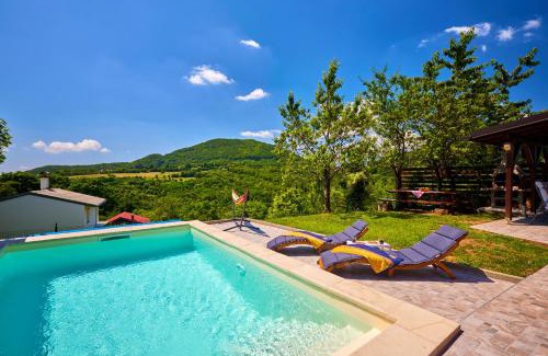 Klake Chalet De Esquí | Kuća za odmor s bazenom TeriHy