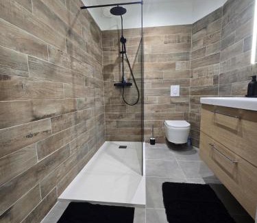 Centre Ville d'Ales Apartamento | L'écrin des Halles 81 m2 Alès center 8 Beds