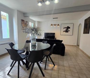 Centre Ville d'Ales Apartamento | L'écrin des Halles 81 m2 Alès center 8 Beds