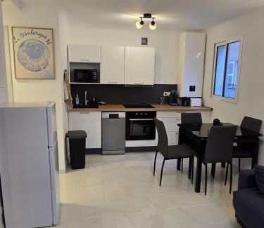 Saint-Tropez City Centre Apartamento | L'Alphonse l Near the Port l Shellter Rentals