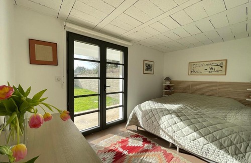 Ile d'Yeu Casa | L'ATELIER, appartement de 70m2, chambres d'hôtes, salon, terrasse sur jardin ,près du port, petit dejeuner inclus