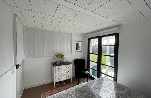 Ile d'Yeu Casa | L'ATELIER, appartement de 70m2, chambres d'hôtes, salon, terrasse sur jardin ,près du port, petit dejeuner inclus