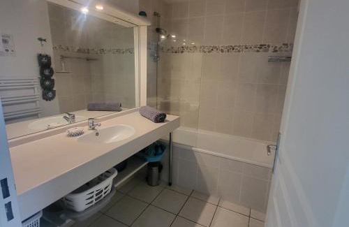 Fouesnant Apartamento | L'ES-CALE DE BEG-MEIL AVEC PISCINE ET PLAGE Appartement avec 1 chambre et 1 alcôve