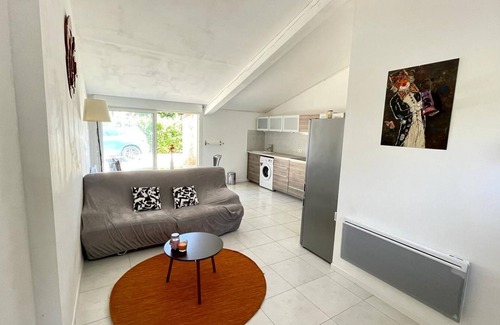 Les Pennes-Mirabeau Apartamento | L'escale Verte Comfortable apartment with swimming pool