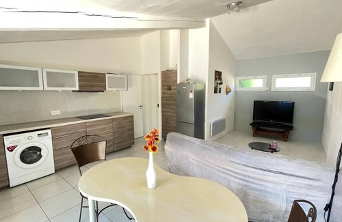 Les Pennes-Mirabeau Apartamento | L'escale Verte Comfortable apartment with swimming pool