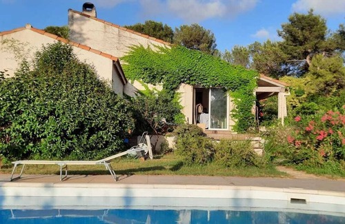 Les Pennes-Mirabeau Apartamento | L'escale Verte Comfortable apartment with swimming pool