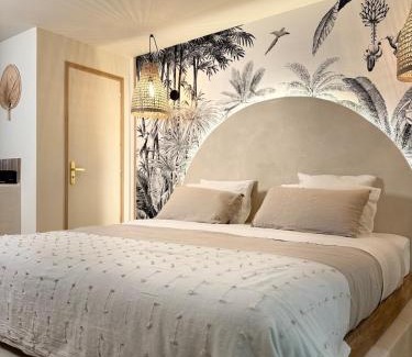 Puget-sur-Argens Apartamento | L'EXTASE - LOVE ROOM - Jacuzzi privé & Terrasse - Parking et Wifi Gratuit - Elégance & Confort - Une expérience Détente et Sensuelle à votre portée ! OFFRE SPÉCIALE