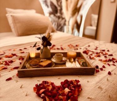 Puget-sur-Argens Apartamento | L'EXTASE - LOVE ROOM - Jacuzzi privé & Terrasse - Parking et Wifi Gratuit - Elégance & Confort - Une expérience Détente et Sensuelle à votre portée ! OFFRE SPÉCIALE