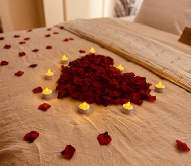 Puget-sur-Argens Apartamento | L'EXTASE - LOVE ROOM - Jacuzzi privé & Terrasse - Parking et Wifi Gratuit - Elégance & Confort - Une expérience Détente et Sensuelle à votre portée ! OFFRE SPÉCIALE