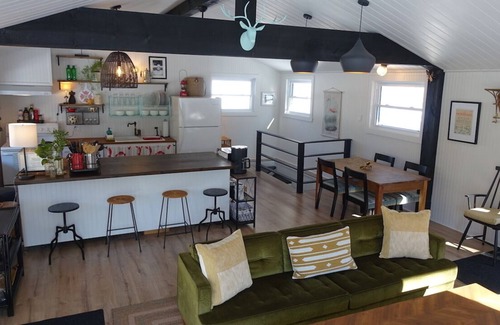 Lac-des-Plages Chalet De Esquí | L. Flamingo Riverfront Treehouse + Chalet Combo Propiedad