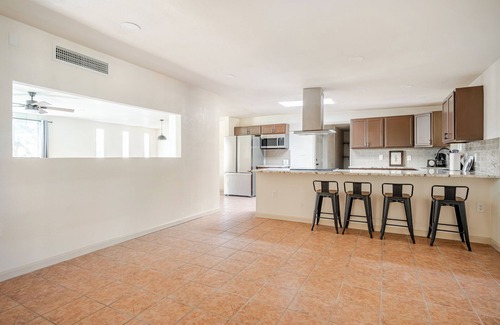 Sierra Vista Casa | l NEW l 5BR/3BTH Large & Modern Home sitting in 1 acre lot l Centrally Located