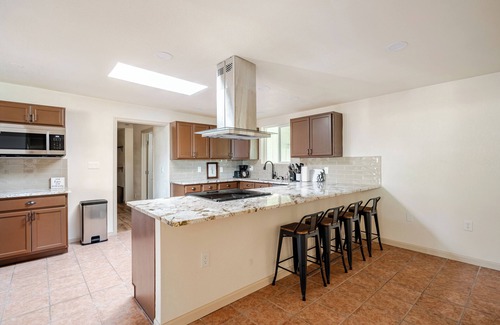 Sierra Vista Casa | l NEW l 5BR/3BTH Large & Modern Home sitting in 1 acre lot l Centrally Located