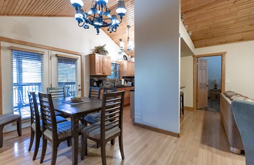 Reeds Spring Cabina | L069, Lakeside Delight 2Br Lakefront Cabin