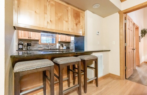 Reeds Spring Cabina | L069, Lakeside Delight 2Br Lakefront Cabin