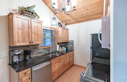 Reeds Spring Cabina | L069, Lakeside Delight 2Br Lakefront Cabin