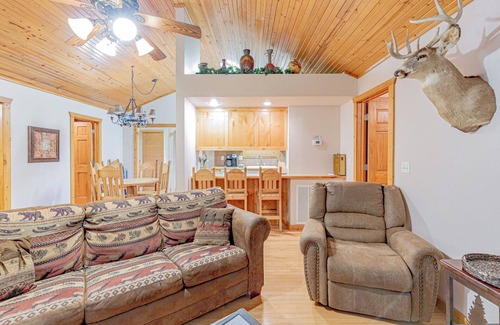 Reeds Spring Casa | L092, 2-Bedroom Near Lake "Great Catch Cabin