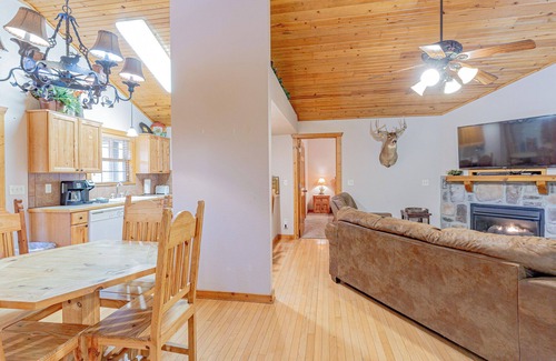 Reeds Spring Casa | L092, 2-Bedroom Near Lake "Great Catch Cabin