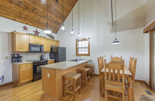 Reeds Spring Cabina | 1Br Lakefront Pets, Piscina cubierta, Pesca, Playgnd, Golf, Vball, Nr Silver Dollar