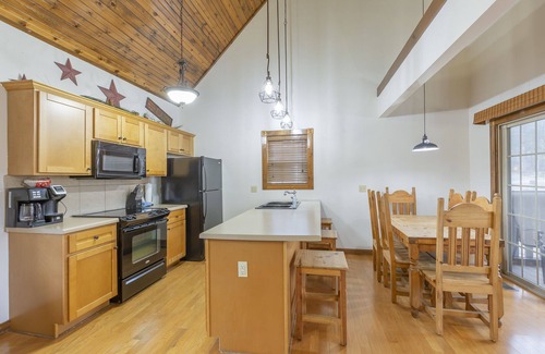 Reeds Spring Cabina | 1Br Lakefront Pets, Piscina cubierta, Pesca, Playgnd, Golf, Vball, Nr Silver Dollar