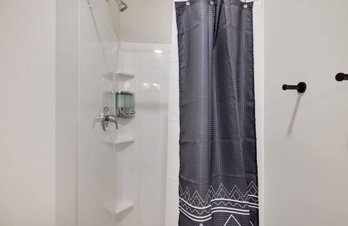 East Stroudsburg Apartamento | L305 · The Lack -Double Queen Bay Suite - B05