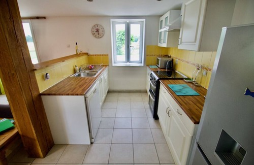 Saint Germain du Seudre Cabaña | La Bigorre Grange - family friendly, heated pool, 30 mins to gorgeous beaches