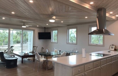 North Palmetto Point Hotel | La Bougainvillea Hotel and Villas