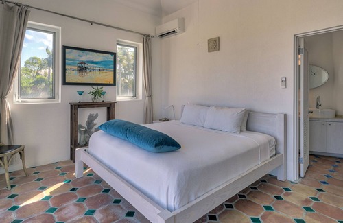 North Palmetto Point Apartamento | La Bougainvillea Boutique Hotel - Suite con vista al jardín