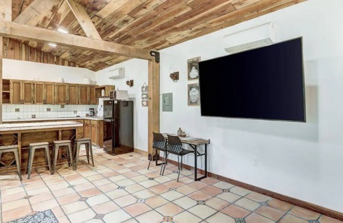 Hutto Cabina | La Cabaña - Kid friendly home by Kalahari Resort.