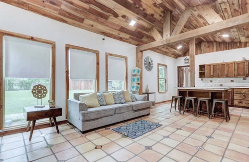 Hutto Cabina | La Cabaña - Kid friendly home by Kalahari Resort.
