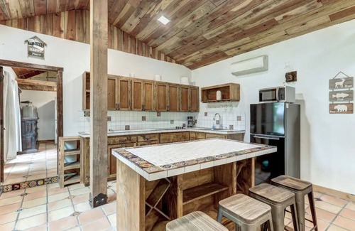 Hutto Cabina | La Cabaña - Kid friendly home by Kalahari Resort.