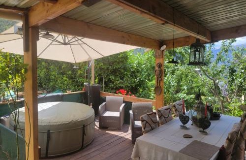 Valdeblore Cama Y Desayuno | LA CABANE, petite chambre agréable chez l'habitant, maison toute en bois