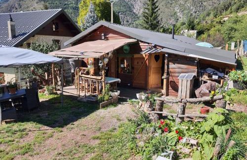 Valdeblore Cama Y Desayuno | LA CABANE, petite chambre agréable chez l'habitant, maison toute en bois