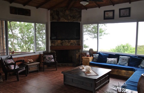 Curia Villa | La Casa de Curia, hermosa casa con vista al mar con piscina, en la mejor playa de Ecuador