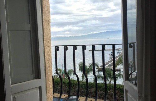 Milazzo Apartamento | La Casa Di Levante, Charming apartment with panoramic terrace.