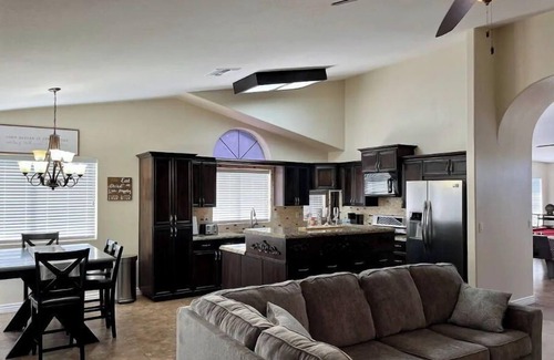 Glendale Casa | La Casa Verde, Pool, Cardinal Stadium, casino, Desert Diamond Arena and more.