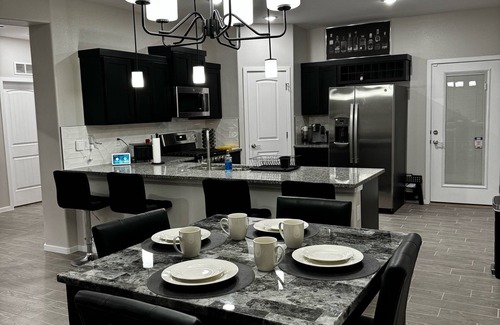 Biggs Field Casa | La Casita 915- HOT TUB, family-friendly!
