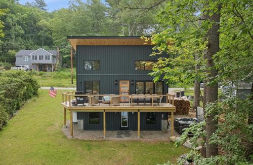 Gray Chalet De Esquí | La Casita Little Sebago Lake with hot tub!
