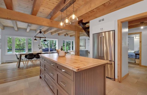 Val-des-Monts Casa | La Chataigne - Wilderness waterfront escape