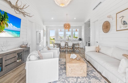 William's Town Casa | La Dolce Vita Cottage - Beachfront w/ pool directly on Tropic of Cancer Beach!
