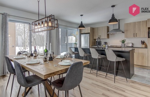 Pont-Rouge Chalet De Esquí | ⭐ La Fleur Urbaine de Portneuf 🌹 2.5 bathrooms, Hot tub, Sauna and Pool ⭐